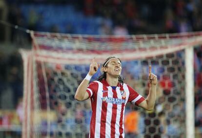 Filipe Luis celebra un gol con el Atlético.