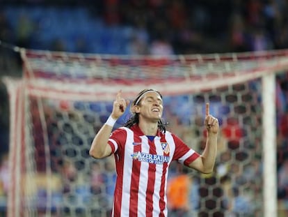 Filipe Luis celebra un gol con el Atlético.