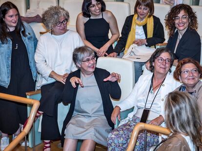 En el centro de la imagen Ana López-Navaja, profesora de Lengua y Literatura y promotora de Women's Legacy, este viernes en el Palau de les Arts de Valencia.