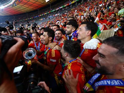 Rodri, con el trofeo de la Eurocopa, durante la celebración en el campo.