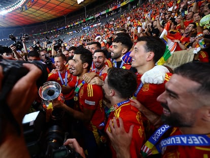 Rodri, con el trofeo de la Eurocopa, durante la celebración en el campo.