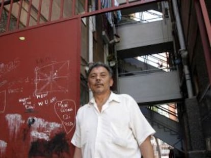 Enrique Amaya, frente a la escalera de su casa, en el barrio de Sant Roc.