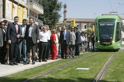 José Luis Rodríguez Zapatero visita la localidad madrileña de Parla, recibido por el entonces alcalde y líder de los socialistas madrileños, Tomás Gómez, con el tranvía que recorre el municipio, el 3 de agosto de 2007.