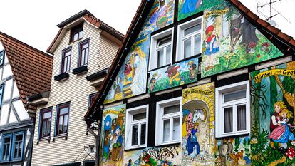 Pintorescas fachadas en el pueblo Steinau an der Strasse, en el estado alemán de Hesse, donde pasaron su infancia los hermanos Grimm.