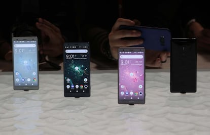 Los nuevos terminales Sony Xperia XZ2 son expuesto durante su presentación, el 26 de febrero.