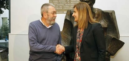 El secretario general de UGT, Cándido Méndez, estrecha la mano de la nueva titular de Empleo y Seguridad Social, Fátima Bañez.