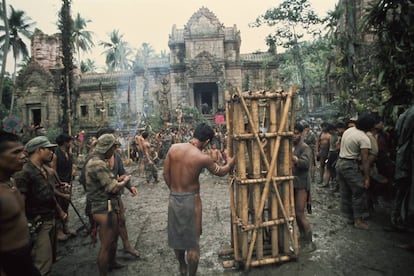 Parte del gran decorado que se tuvo que construir en Filipinas para rodar 'Apocalypse Now'.