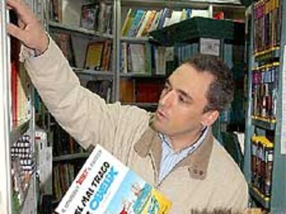 Rafael Simancas, completando su colección de libros de Astérix.