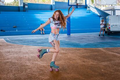 El colectivo de deportistas Canary Rollers Girls, que promueve el patinaje femenino, fue el encargado de realizar uno de los talleres impartidos durante el festival, este viernes en el polideportivo Manolo Santaella del Puerto de la Cruz.