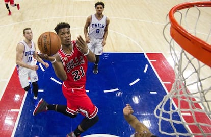 Butler supera la defensa de los Sixers.