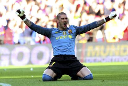 Víctor Valdés celebra el título de Liga.