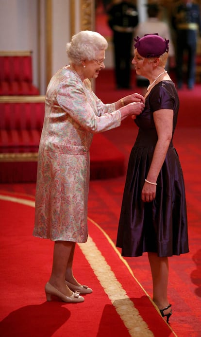 La cantante fue una de las elegidas para actuar en el concierto celebrado en el Palacio de Buckingham con motivo del Jubileo de Diamante de la reina Isabel II en 2012.

En la imagen, la reina entregándole el OBE un año antes.