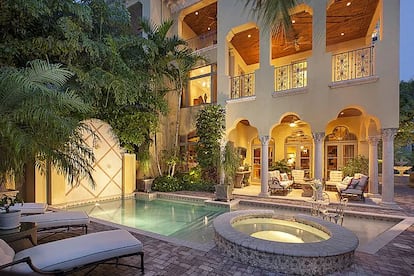 Uno de los patios de la residencia en Aventura (Florida), con alberca y 'jacuzzi'.