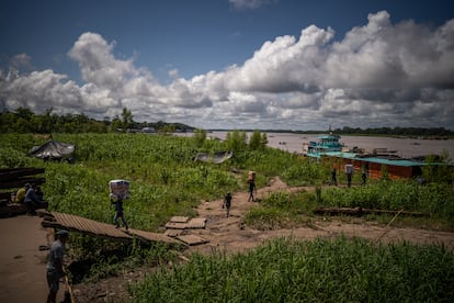 Comerciantes dejan cargas de mercancía en el puerto de Leticia en el departamento del Amazonas, Colombia. 