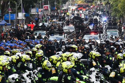 Elementos de seguridad durante el operativo de orden en el Centro Histórico, el 19 de diciembre en Ciudad de México.