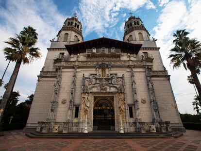 Uno de los edificios del castillo del magnate Randolph Hearst en California, inspirado en la arquitectura española.