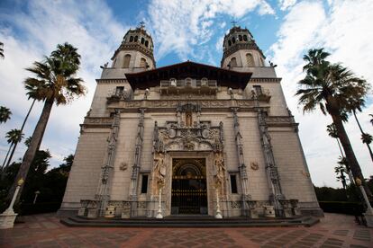 Uno de los edificios del castillo del magnate Randolph Hearst en California, inspirado en la arquitectura española.