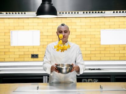 Cristian Palacio, chef del restaurante Gente Rara en su cocina de Zaragoza.