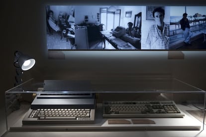 Máquina de escribir y un teclado en la exposición "Archivo Bolaño, 1977-2003".