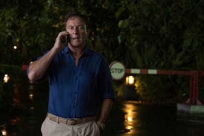 El actor Jason Isaacs en su papel de Timothy Ratliff en una escena de la tercera temporada de 'The White Lotus'.