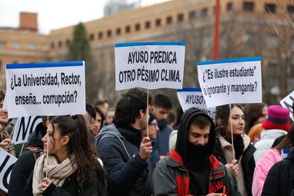 Protestas ante la facultad de Ciencias de la Información de Universidad Complutense, donde la presidenta de la Comunidad de Madrid, Isabel Díaz Ayuso, que cursó allí su carrera de periodismo, recibe este martes un reconocimiento como alumna ilustre.
