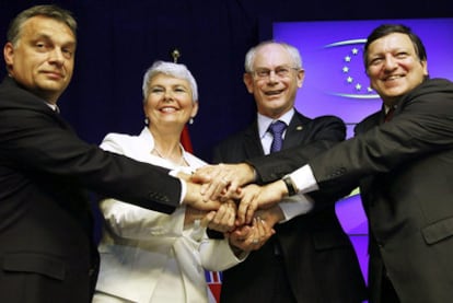 De izquierda a derecha, los primeros ministros de Hungría, Viktor Orban, y de Croacia, Jandraka Kosor, y los presidentes de la UE, Van Rompuy, y de la Comisión, Durão Barroso, ayer en Bruselas.