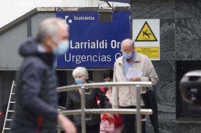 Entrada al servicio de Urgencias del Hospital Donostia este lunes.