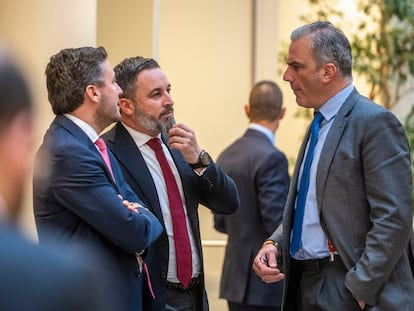 El líder de Vox, Santiago Abascal, en el centro, habla con el ex secretario general de su partido, Javier Ortega Smith, el pasado día 10 en los pasillos del Senado, donde se celebró el pleno del Congreso.