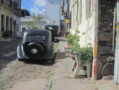 Un Citroen 11 clásico en una de las calles del centro de la ciudad uruguaya.