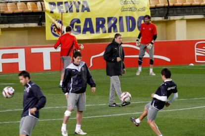 Jugadores del Villarreal preparan el partido contra el Wolfsburgo en el Madrigal.