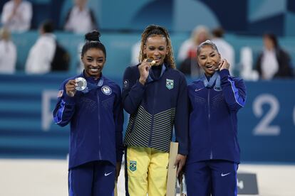 De izquierda a derecha, Simone Biles, Rebeca Andrade y Jordan Chiles en el podio con sus medallas olímpicas de la prueba de suelo.