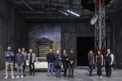 El equipo artístico de la ópera en el escenario del Palau de les Arts.