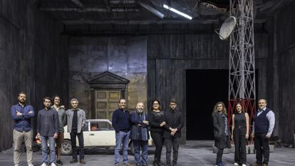 El equipo artístico de la ópera en el escenario del Palau de les Arts.