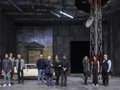 El equipo artístico de la ópera en el escenario del Palau de les Arts.