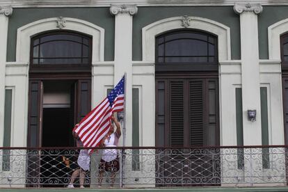 Dos empleadas de un hotel colocan la bandera de Estados Unidos antes de la visita del senador norteamericano, Patrick Leahy, a la ciudad de La Habana (Cuba) el 17 de enero de 2015.