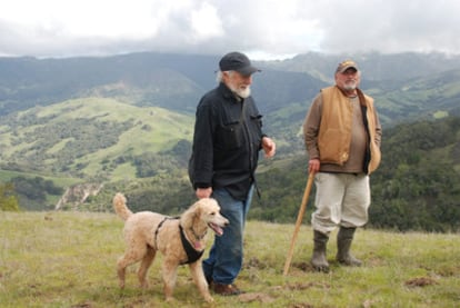 Gary Snyder y Jim Harrison en un fotograma de <i>La práctica de lo salvaje, </i><b>de John J. Healey.</b>