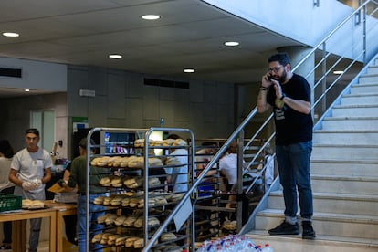 Germán Carizo en las instalaciones del Centro de Turismo de Valencia donde coordina la preparación de miles de bocadillos junto a junto a Carito Lourenço.