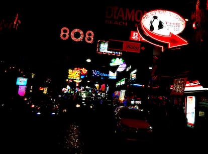 Los neones se hacen con la noche de Pattaya. Cientos de personas deambulan por el barrio rojo. Muchos de ellos simplemente curiosean. Otros van en busca de los variados servicios sexuales que pueden encontrar en lo que algunos llaman el mayor prost&iacute;bulo del sudeste asi&aacute;tico.
 
 