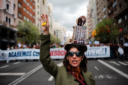 Una mujer durante una manifestación por la vivienda, desde Atocha, a 5 de abril de 2025, en Madrid (España).