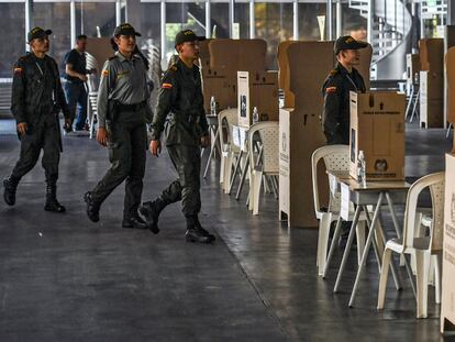 Policías resguardan un colegio electoral en Medellín