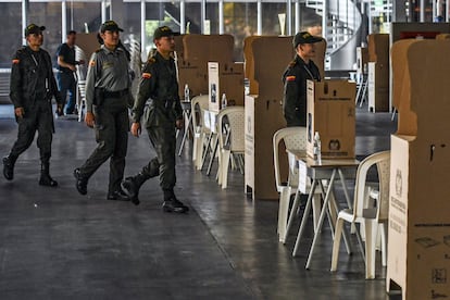 Policías resguardan un colegio electoral en Medellín