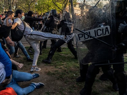 Enfrentamientos entre los manifestantes y la policía en la presentación de la lista de Vox en Vallecas (Madrid), este miércoles.