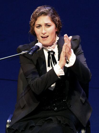 La cantante española Estrella Morente se presenta en el Teatro Municipal de Las Condes en Santiago, en el primer día de actividades del Festival de Buenos Aires en Chile