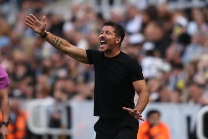 Simeone da instrucciones durante el Newcastle-Atlético (0-2) de pretemporada.