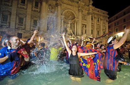 Celebración culé en la Fontana di Trevi, en Roma.