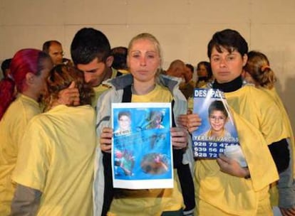 Familiares de Yeremi Vargas muestran carteles del niño desaparecido.