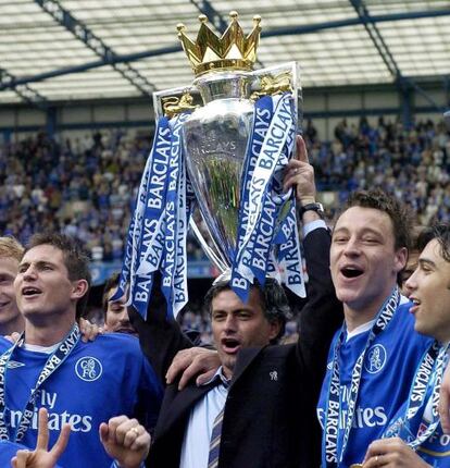 Mourinho levanta el trofeo de la Premier League conseguido con el Chelsea en 2005.