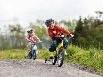 La edad para que un niño comience a montar en bicicleta va a depender de su desarrollo psicomotor.