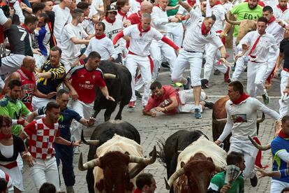 Los toros de la ganadería de Fuente Ymbro son los protagonistas del cuarto encierro de San Fermín por las calles de Pamplona.