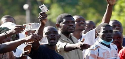 Una multitud de haitianos que buscan trabajo desesperadamente se agolpan en una de las entradas principales del aeropuerto de Puerto Príncipe, Haití.jpg